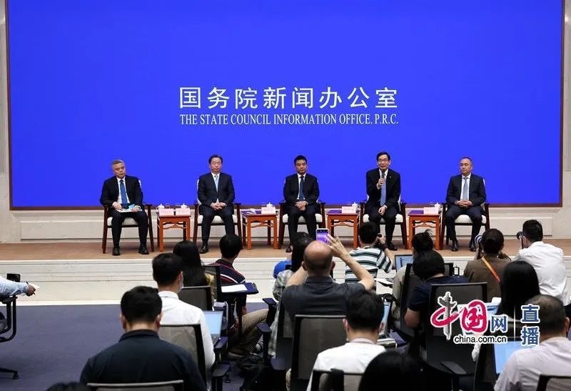中外记者晤面会上，，，，，，，周育先谈怎样弘扬企业家精神